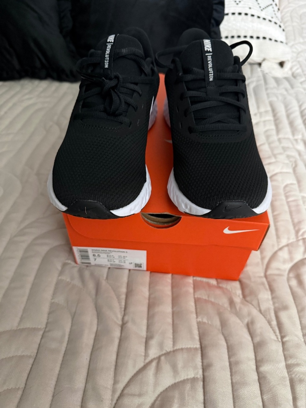 New in box Nike revolution 5 sneaker